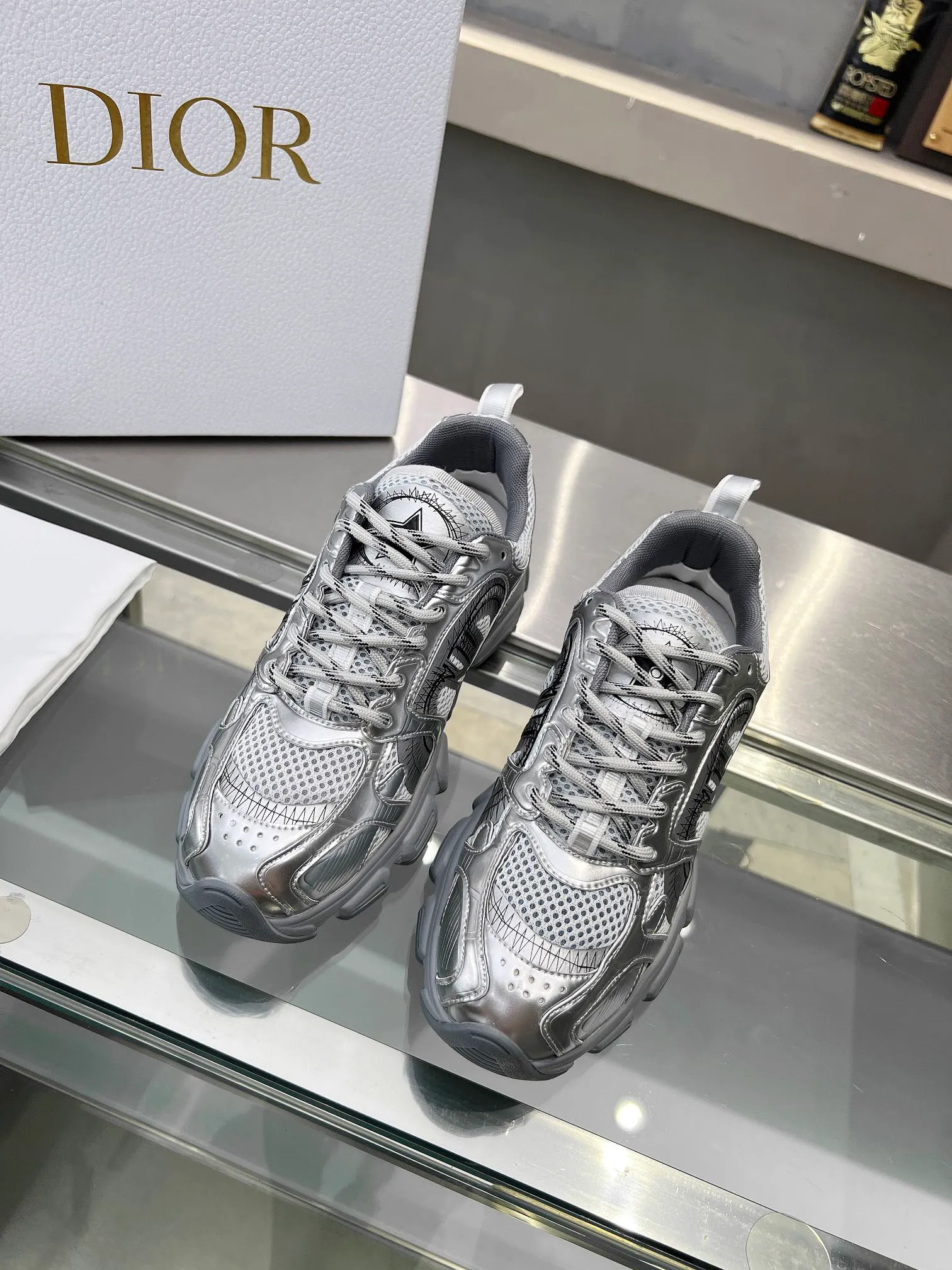 👟👟Ex-factory price 600👟👟 Women's shoes, women's clothing, women's shoes, women's clothing 2024's latest hot model Reba's brand new CHRONO shoes, the same model as Dior's DIOR, have a large amount of silver glossy structure and gray mesh material. The rebound of the sole has also been improved. The ultra-light outsole feels great👍👍👍. It has been increased by 5 centimeters. The recently popular thick-soled style makes you fall in love with it at first glance. The size is 35-40.